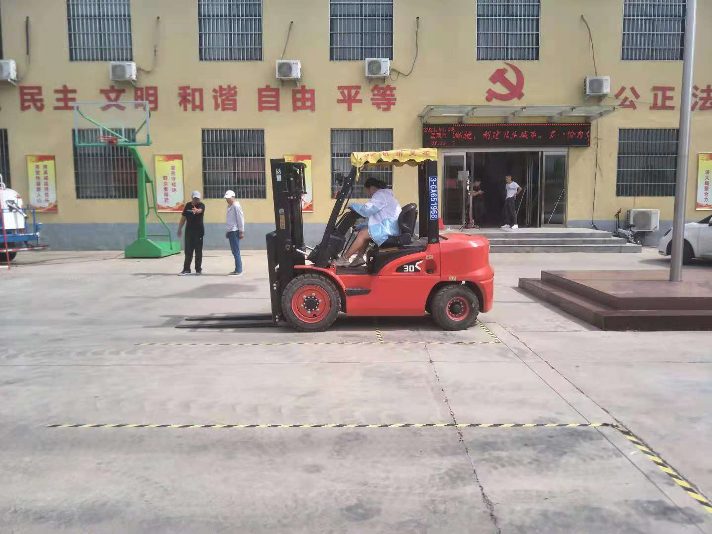 学员在专心练车,叉车技能培训